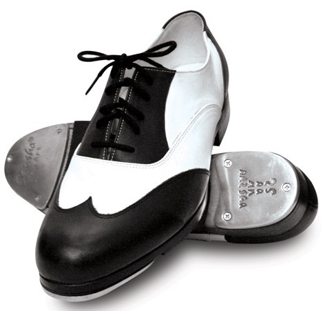 Paire de chaussures de claquettes noir et blanc à lacets, semelles équipées de fers