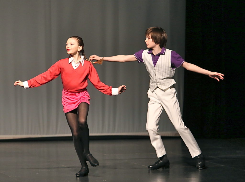 Zazie et Marius dansent les claquettes en duo sur scène, championnat de Suisse 2015
