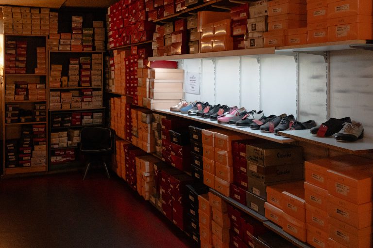 La boutique Swingtap : boîtes de chaussures de claquettes sur les étagères et modèles exposés