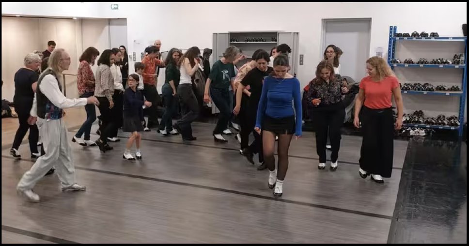 Victor Cuno donne un cours d’initiation aux claquettes au Théâtre du Châtelet avant la première de Top Hat